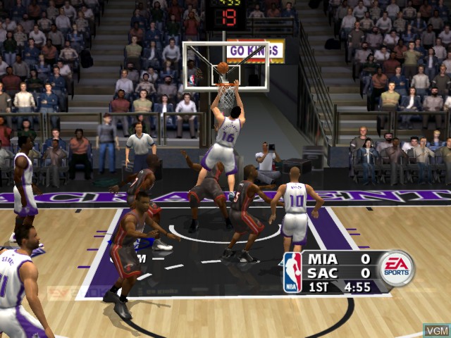 In-game screen of the game NBA Live 2004 on Microsoft Xbox